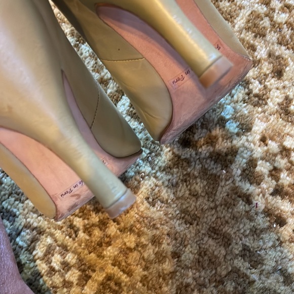 Gold and red Marcelo Toshi made in Peru shoe size 9 (runs small) - Picture 3 of 6